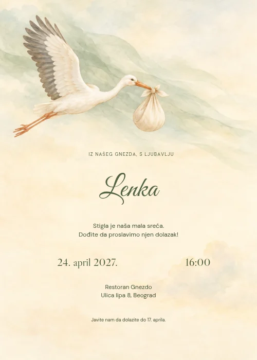 Krem pozivnica za proslavu rođenja bebe sa belom rodom koja nosi zavežljaj, nežnim zelenim oblacima i kaligrafskim imenom ispod ilustracije